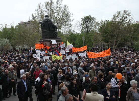 Hovannisian supporters clash with police in Yerevan