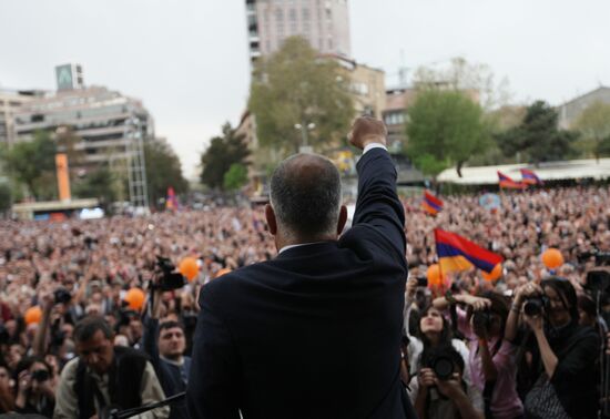 Hovannisian supporters clash with police in Yerevan