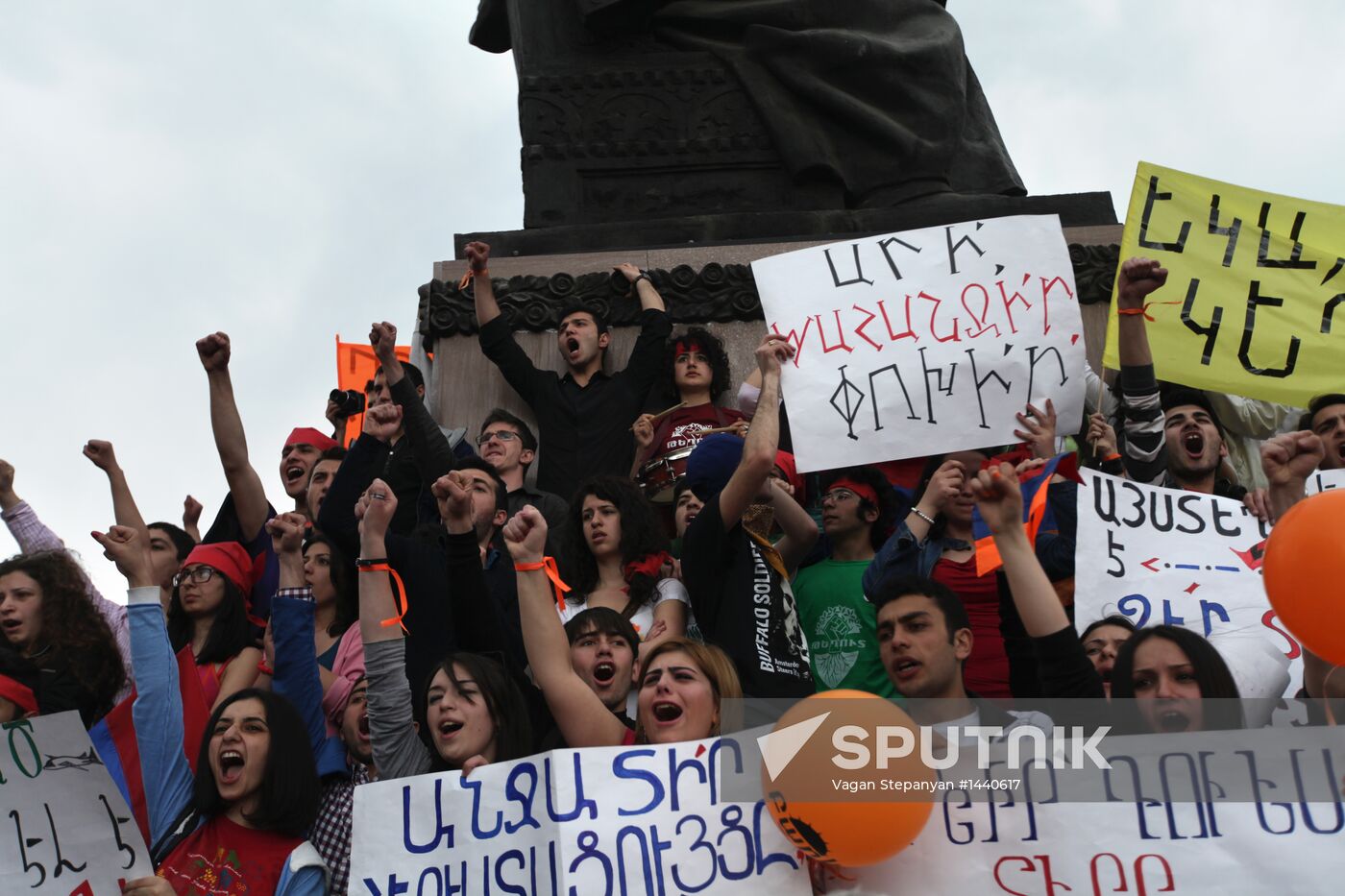 Hovannisian supporters clash with police in Yerevan