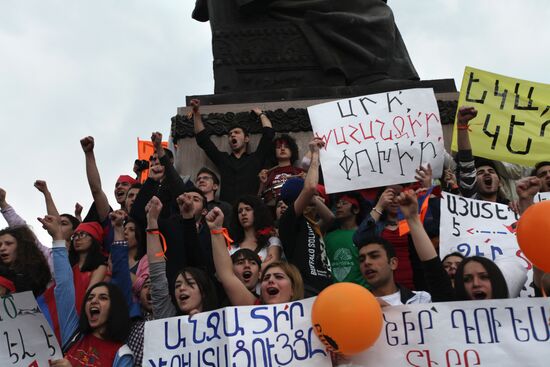 Hovannisian supporters clash with police in Yerevan