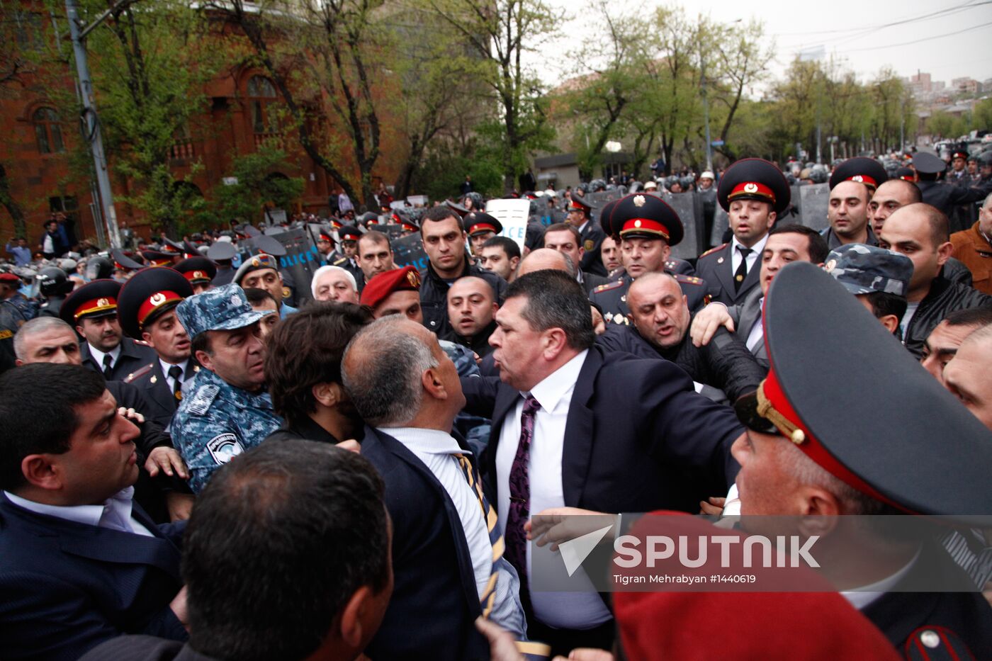 Hovannisian supporters clash with police in Yerevan
