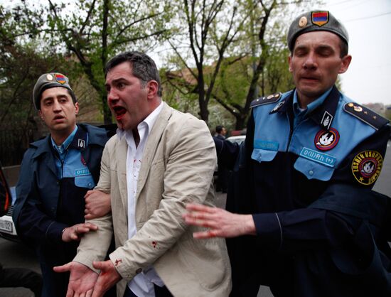 Hovannisian supporters clash with police in Yerevan