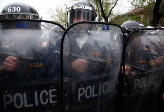 Hovannisian supporters clash with police in Yerevan