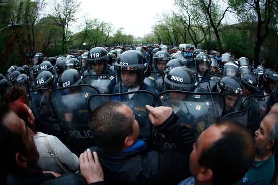 Hovannisian supporters clash with police in Yerevan