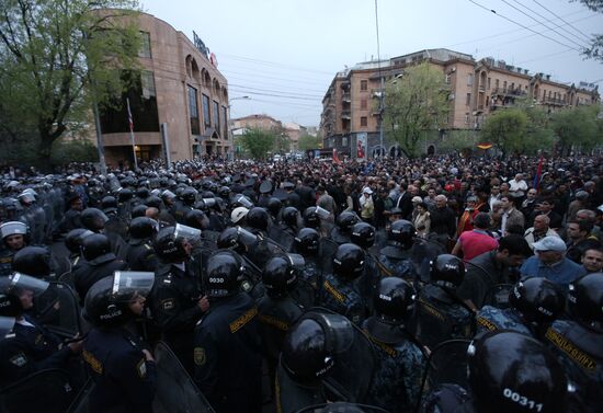 Hovannisian supporters clash with police in Yerevan