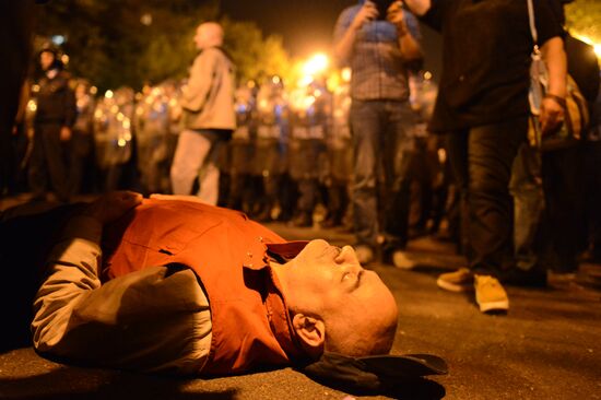 Hovannisian supporters clash with police in Yerevan