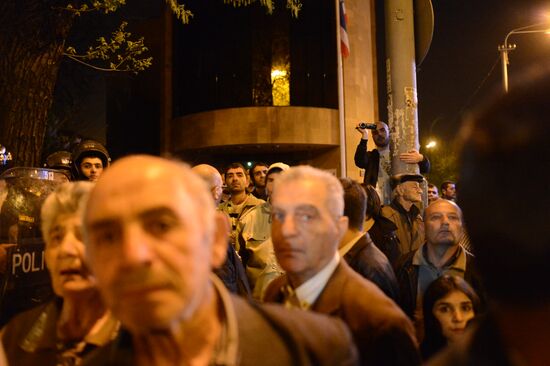 Hovannisian supporters clash with police in Yerevan