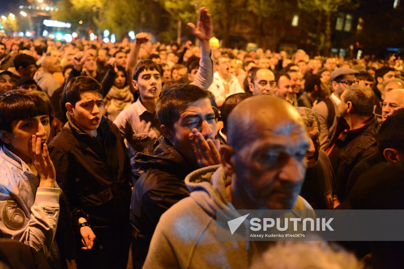 Hovannisian supporters clash with police in Yerevan