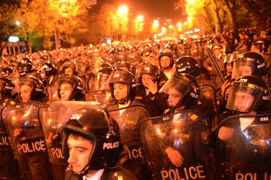 Hovannisian supporters clash with police in Yerevan