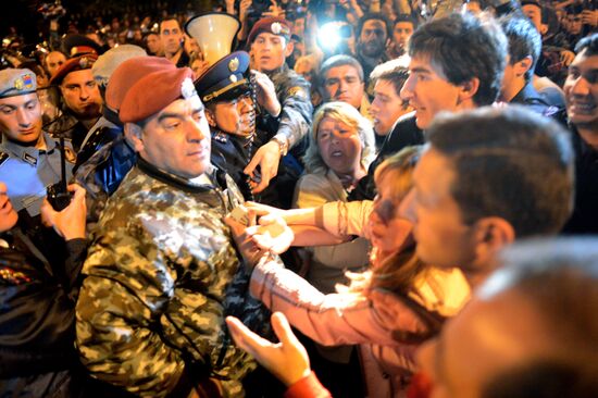 Hovannisian supporters clash with police in Yerevan