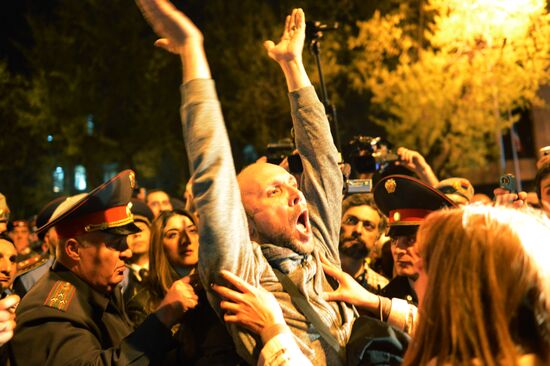 Hovannisian supporters clash with police in Yerevan