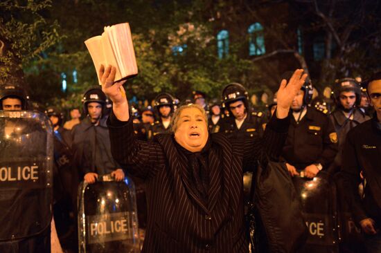 Hovannisian supporters clash with police in Yerevan