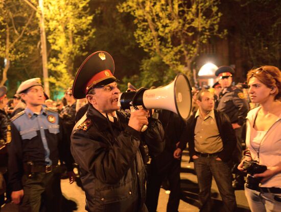 Hovannisian supporters clash with police in Yerevan