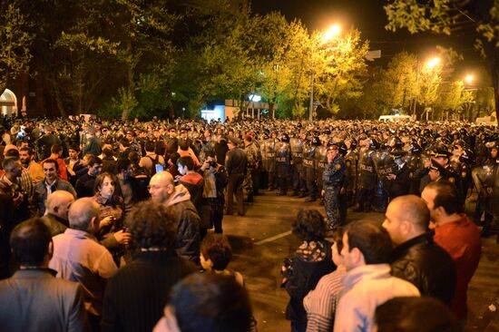 Hovannisian supporters clash with police in Yerevan