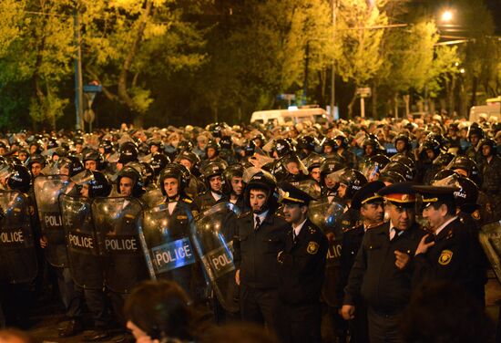 Hovannisian supporters clash with police in Yerevan