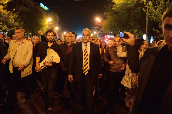 Hovannisian supporters clash with police in Yerevan