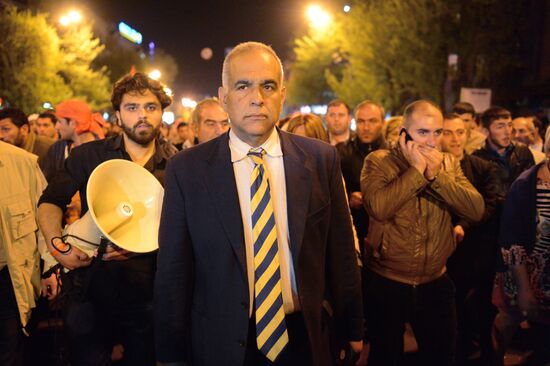 Hovannisian supporters clash with police in Yerevan