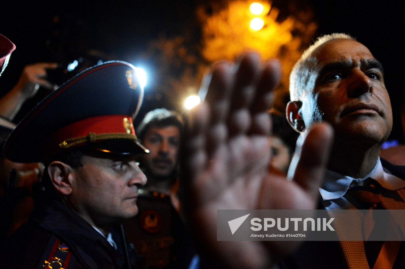 Hovannisian supporters clash with police in Yerevan