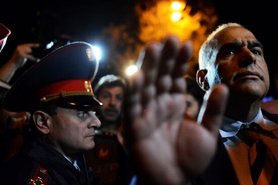 Hovannisian supporters clash with police in Yerevan
