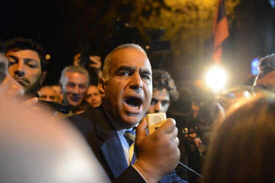 Hovannisian supporters clash with police in Yerevan
