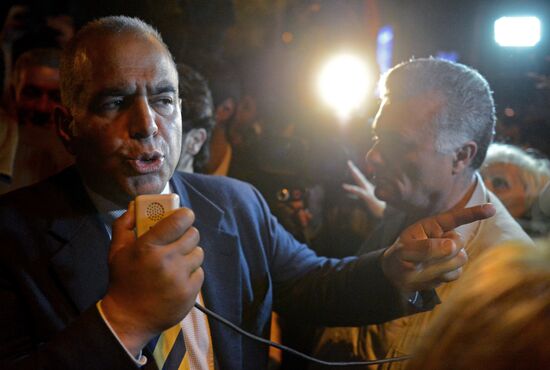 Hovannisian supporters clash with police in Yerevan