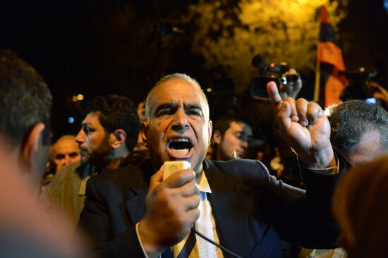 Hovannisian supporters clash with police in Yerevan