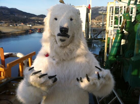 Greenpeace tries to stop Statoil oil rig in Norway
