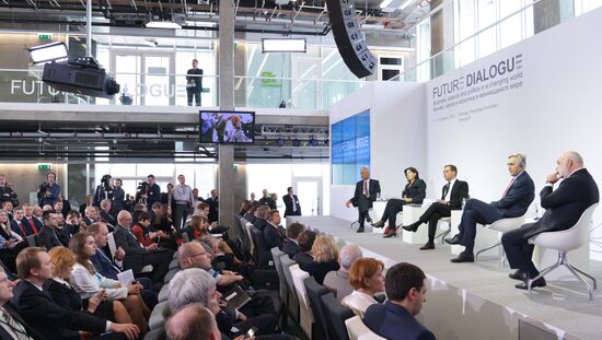 Dmitry Medvedev attends Dialogue on the Future conference