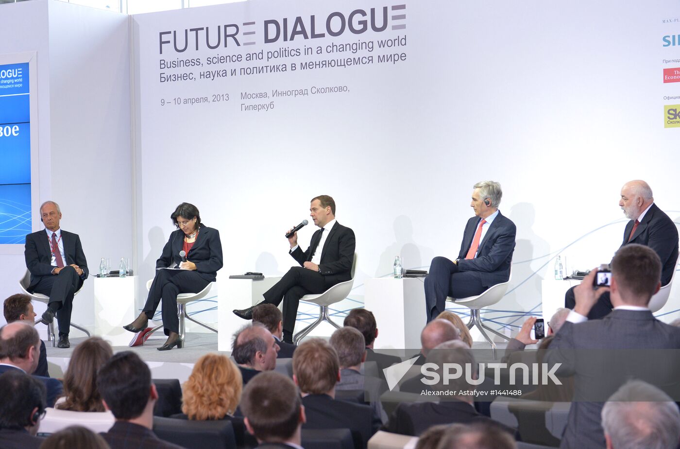 Dmitry Medvedev attends Dialogue on the Future conference