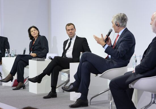 Dmitry Medvedev attends Dialogue on the Future conference