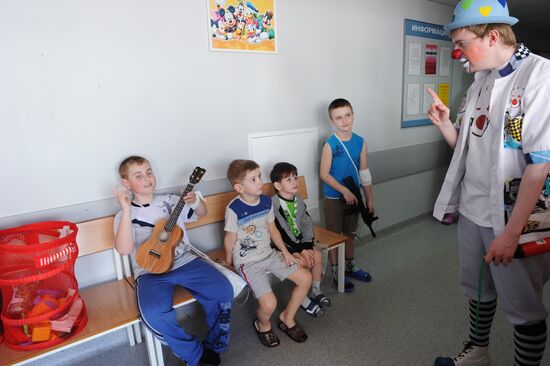 Clown doctors perform in pediatric clinical hospital