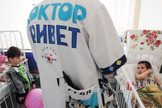 Clown doctors perform in pediatric clinical hospital