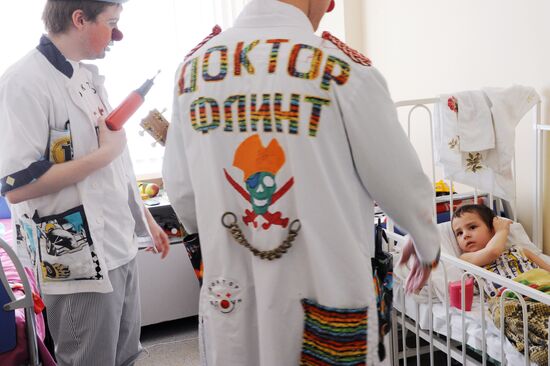 Clown doctors perform in pediatric clinical hospital
