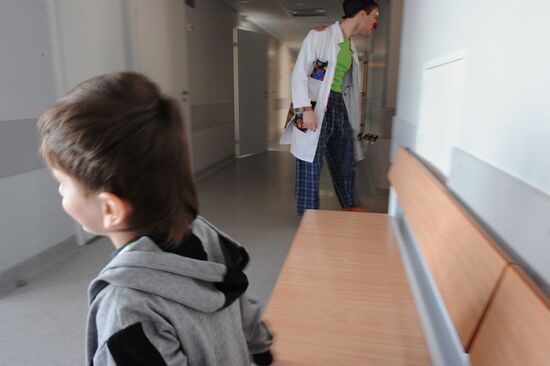 Clown doctors perform in pediatric clinical hospital