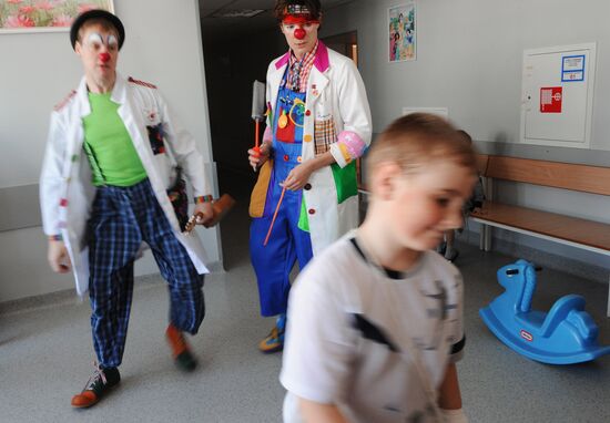 Clown doctors perform in pediatric clinical hospital