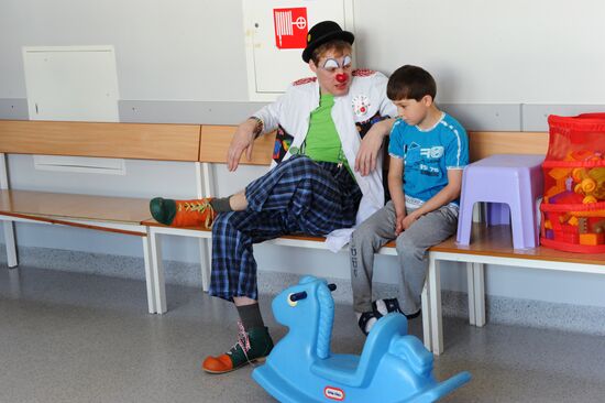Clown doctors perform in pediatric clinical hospital