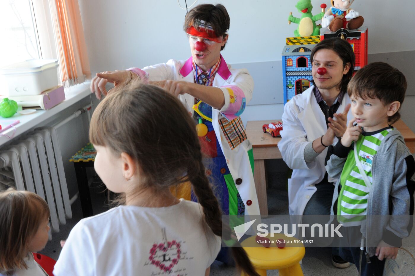 Clown doctors perform in pediatric clinical hospital