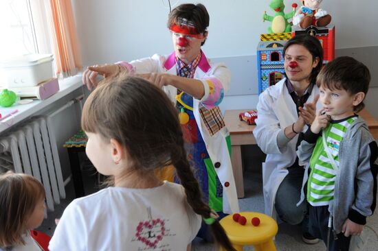 Clown doctors perform in pediatric clinical hospital