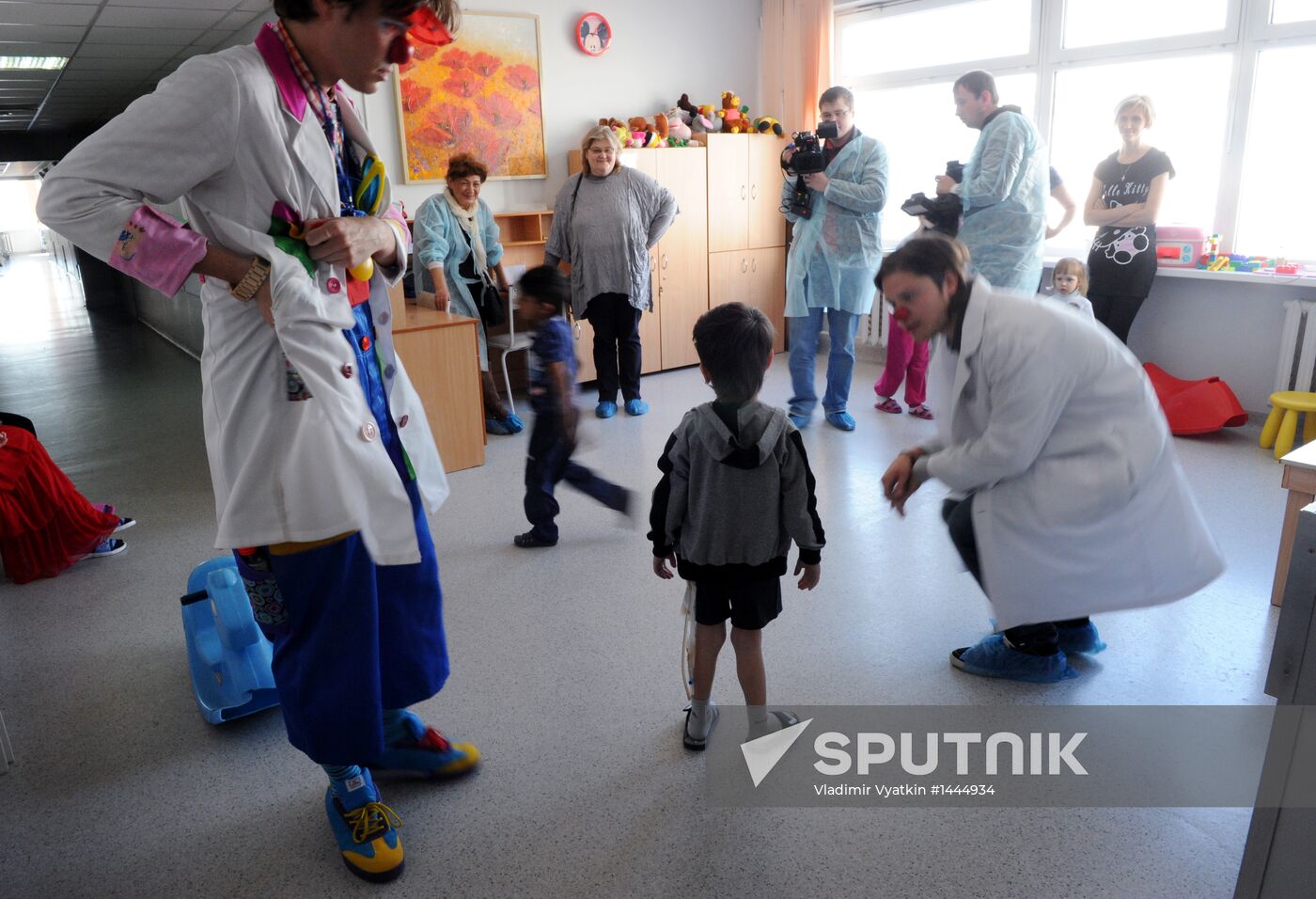 Clown doctors perform in pediatric clinical hospital