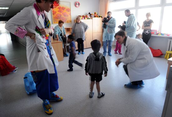 Clown doctors perform in pediatric clinical hospital