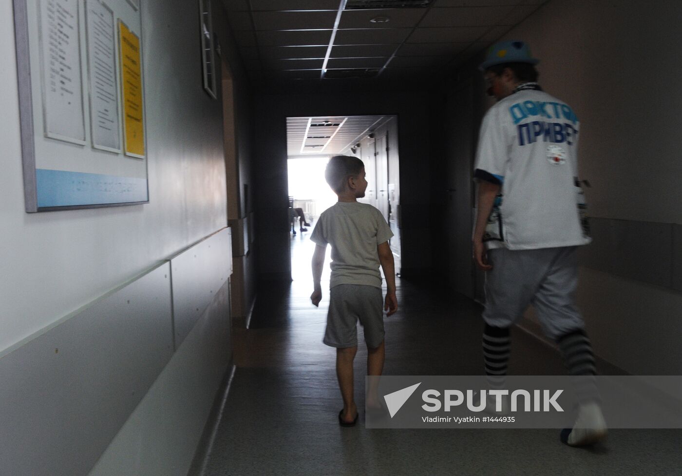 Clown doctors perform in pediatric clinical hospital