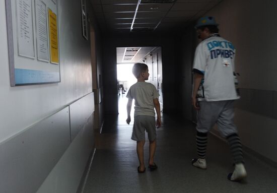 Clown doctors perform in pediatric clinical hospital