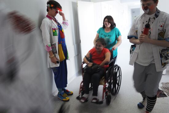 Clown doctors perform in pediatric clinical hospital