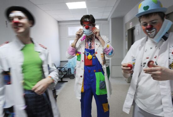 Clown doctors perform in pediatric clinical hospital