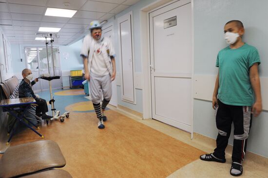 Clown doctors perform in pediatric clinical hospital