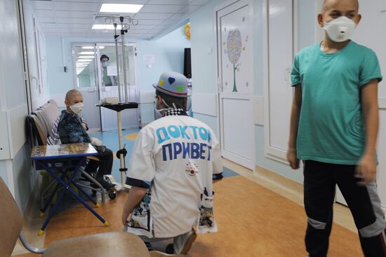 Clown doctors perform in pediatric clinical hospital
