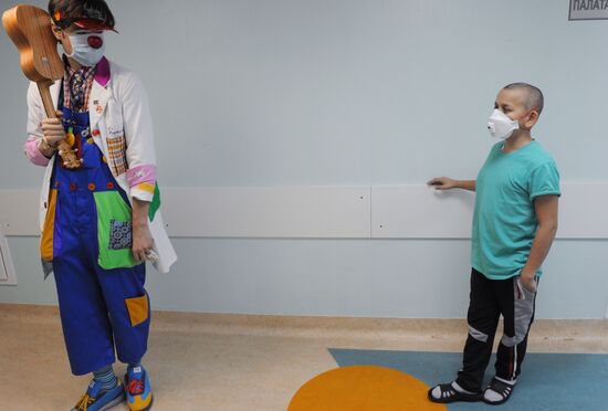 Clown doctors perform in pediatric clinical hospital