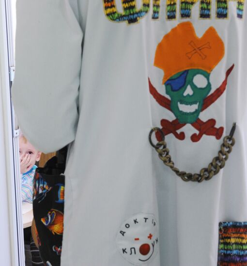 Clown doctors perform in pediatric clinical hospital