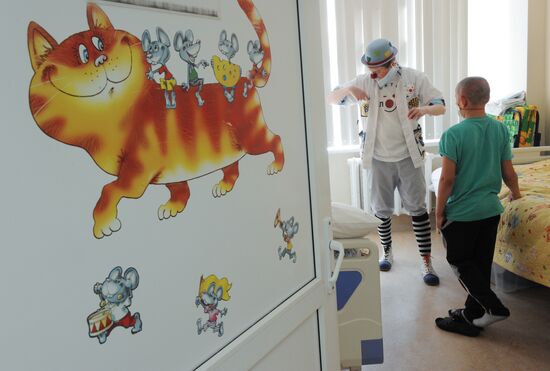 Clown doctors perform in pediatric clinical hospital