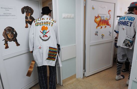 Clown doctors perform in pediatric clinical hospital